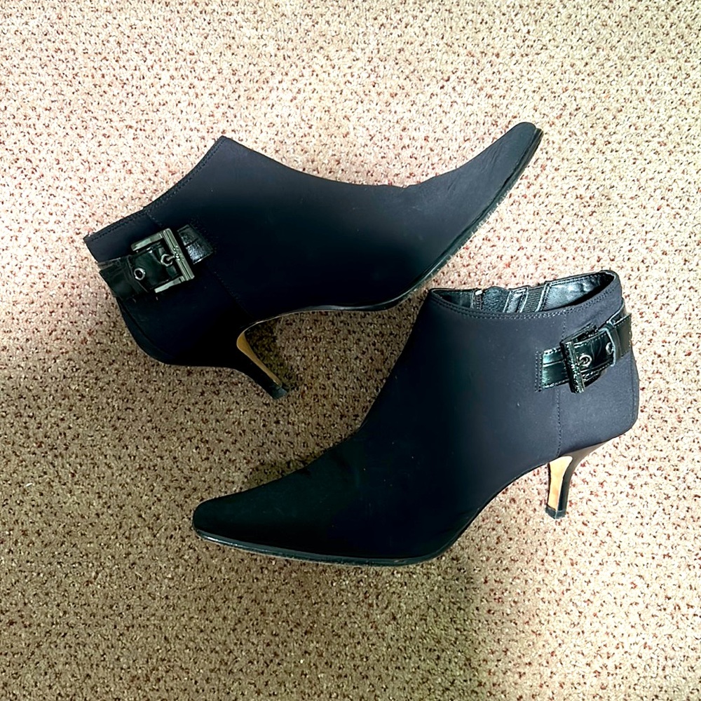 Donald Pliner 2” pointed heeled water resistant side zipper booties sz 10